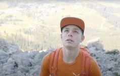 Climber voert zelfverzekerde vrije solo uit op angstaanjagende Dolomite Rock